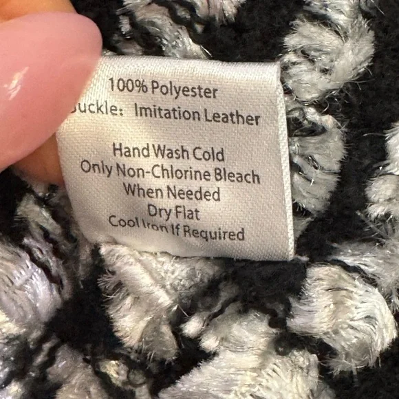 Marcus Adler New York Shawl Wrap Scarf Soft Woven Fringe Black White One Size - Picture 6 of 8